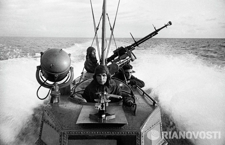 Моряки торпедного катера на выполнении боевого задания