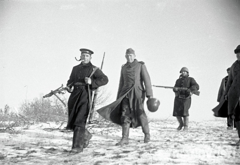 Моряк ведет немецкого солдата взятого в плен под Севастополем