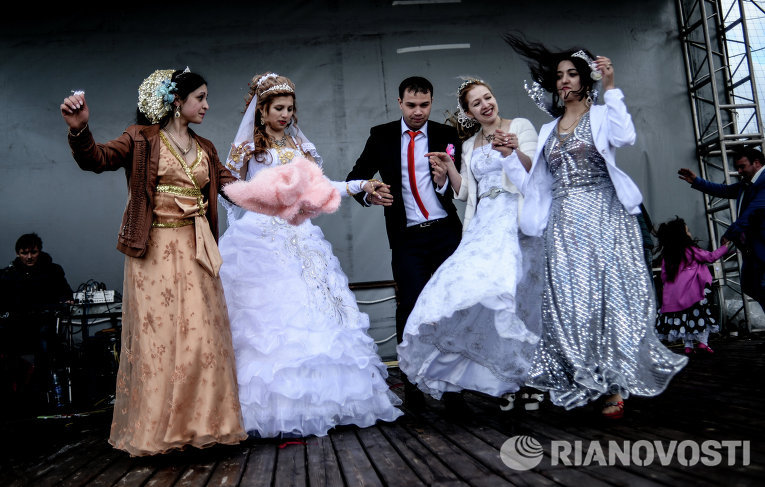 Цыганская свадьба в деревне Волхов Мост в Новгородской области