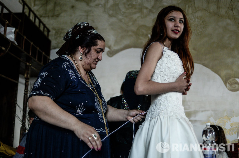 Подготовка невесты на цыганской свадьбе в Новгородской области