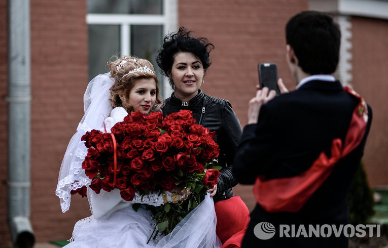 Гости с невестой на цыганской свадьбе в Новгородской области