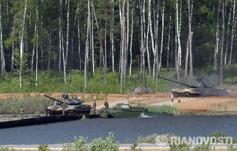 Танки Т-72Б3 во время показа техники в рамках подготовки к международному военно-техническому форуму 