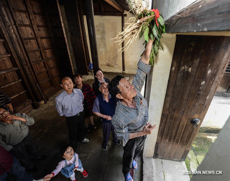 Жители древней деревни на берегу озера Тайху готовятся к празднику Дуаньу