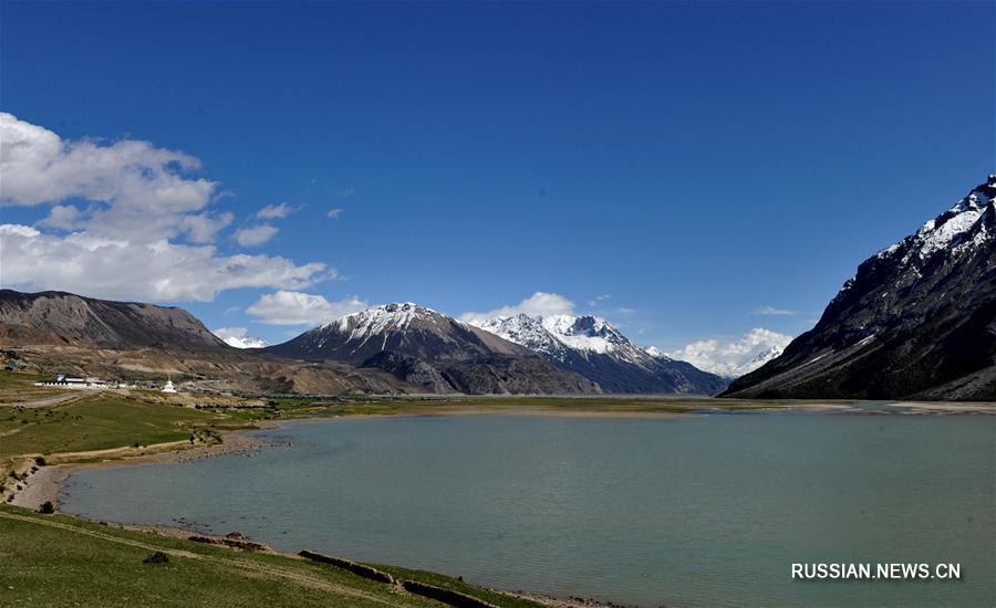 Безмятежное озеро Ракватсо в горах Тибета