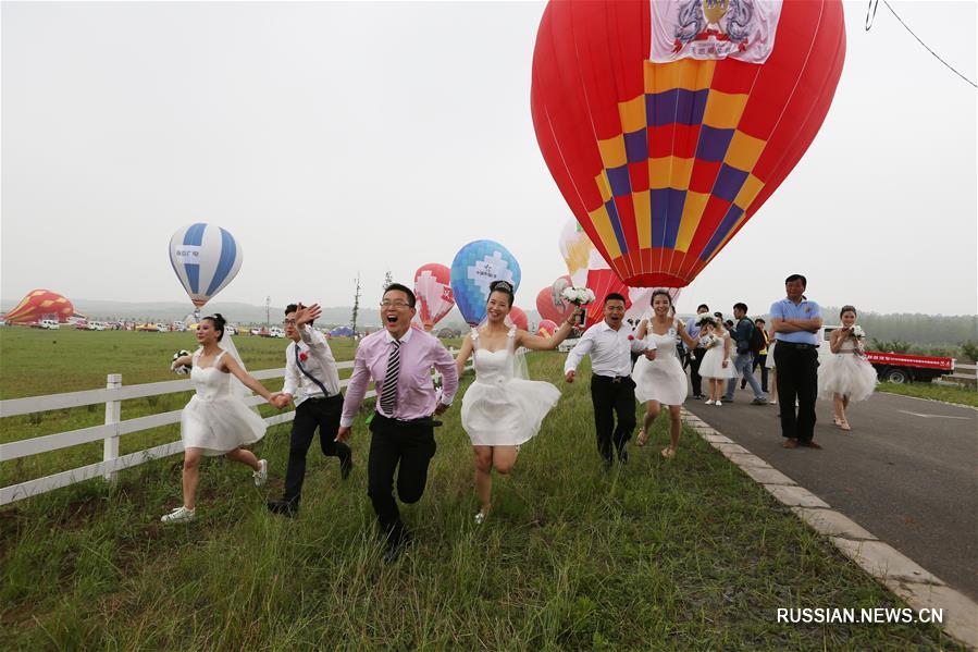 Коллективная свадьба на шоу воздушных шаров в Нанкине