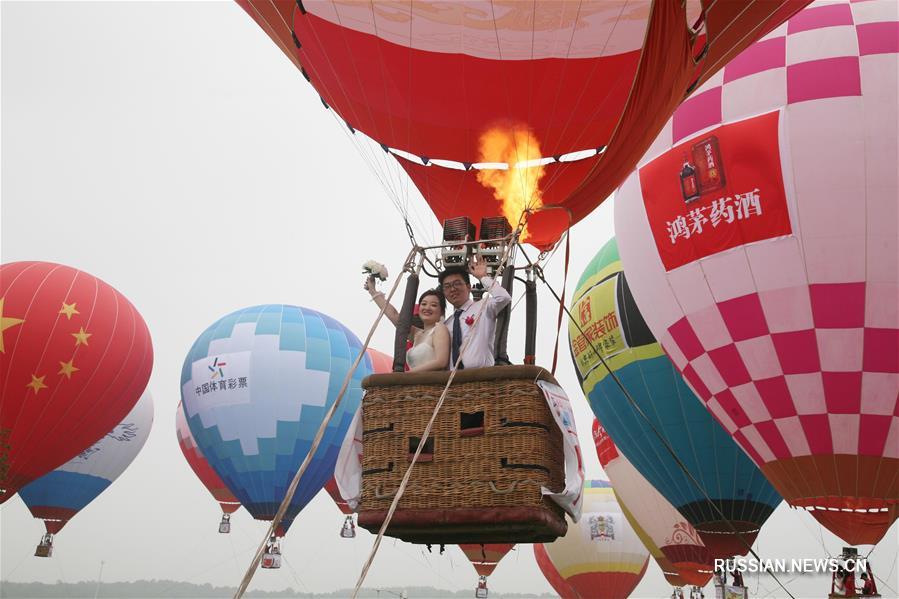 Коллективная свадьба на шоу воздушных шаров в Нанкине