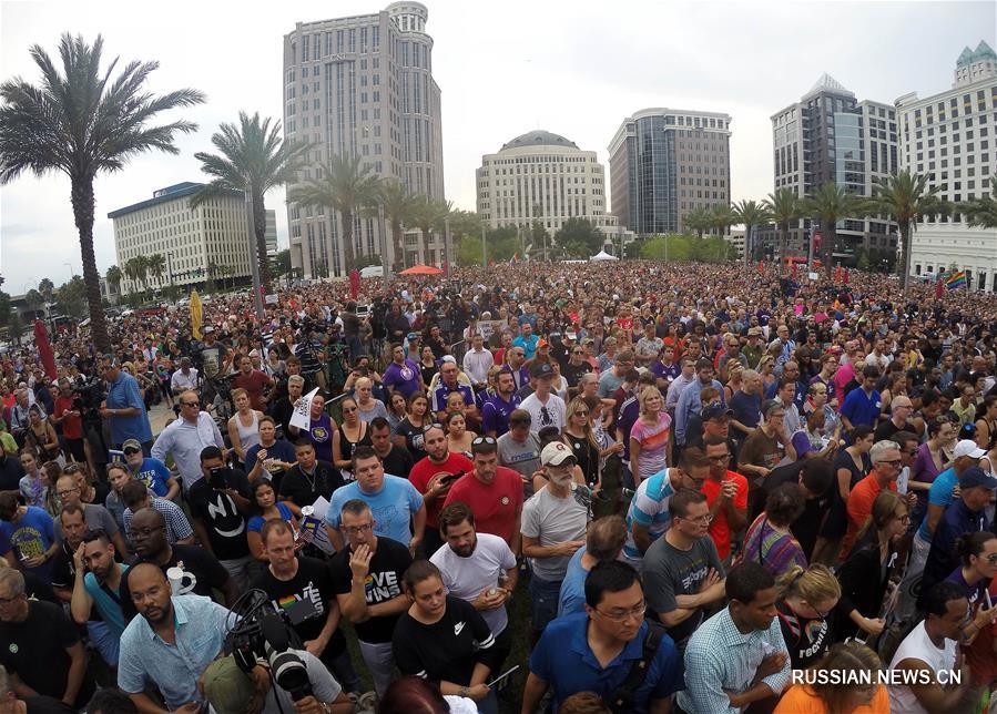 Тысячи людей почтили память жертв бойни в ночном клубе в американском Орландо
