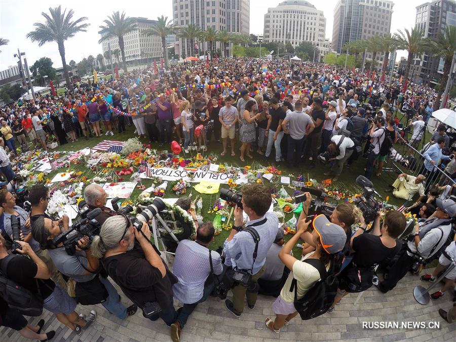 Тысячи людей почтили память жертв бойни в ночном клубе в американском Орландо