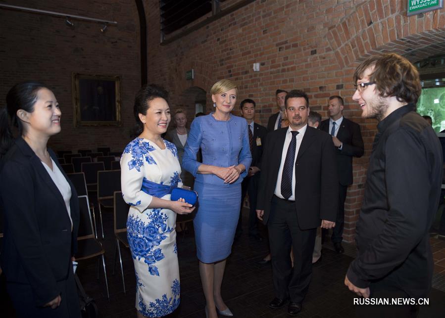 （XHDW）（3）彭丽媛同波兰总统夫人阿加塔共同参观肖邦博物馆 
