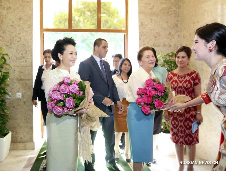 （XHDW）（1）彭丽媛同乌兹别克斯坦总统夫人卡里莫娃共同参观塔什干孔子学院 