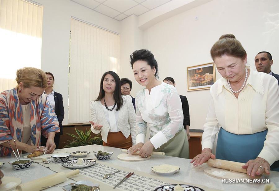 （XHDW）（3）彭丽媛同乌兹别克斯坦总统夫人卡里莫娃共同参观塔什干孔子学院 
