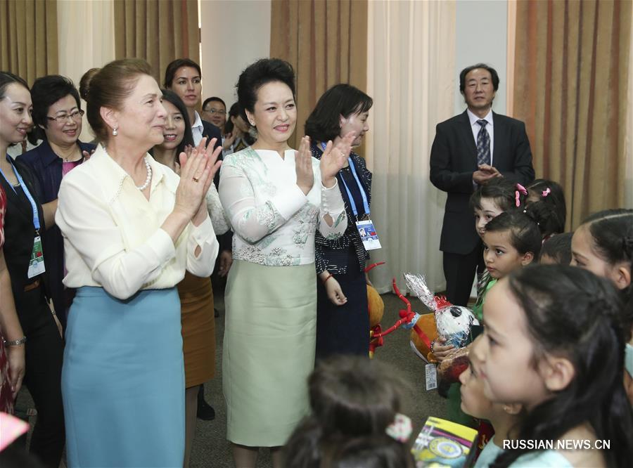 （XHDW）（5）彭丽媛同乌兹别克斯坦总统夫人卡里莫娃共同参观塔什干孔子学院 