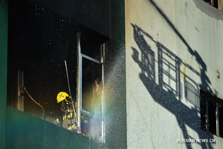 （XHDW）（1）香港工业大厦火灾仍未扑灭