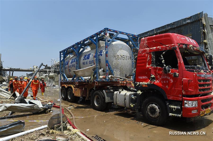 С территории разрушенного предприятия в Цзянсу вывозят опасные химикаты