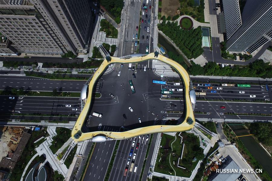 Футуристический пешеходный мост открылся в Ханчжоу