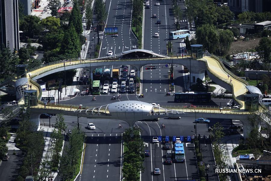 Футуристический пешеходный мост открылся в Ханчжоу