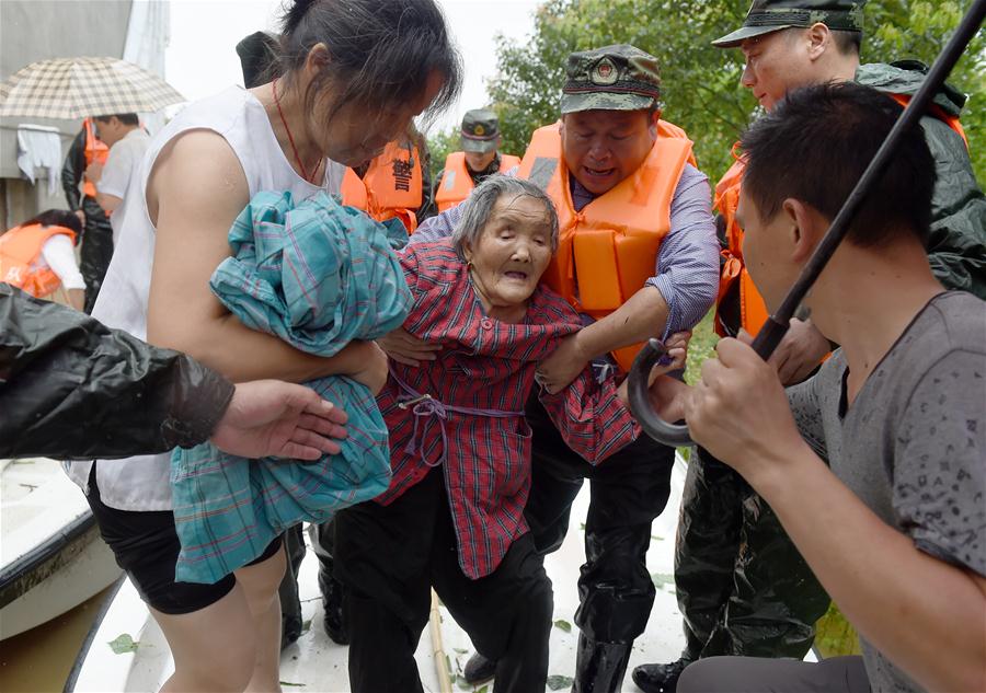 （抗洪救灾·新华网）（1）村支书赵决高在救灾一线