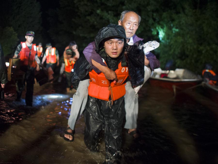 Проливные дожди привели к прорыву дамбы на реке Цзюйшуй в провинции Хубэй, тысячи местных жителей эвакуированы