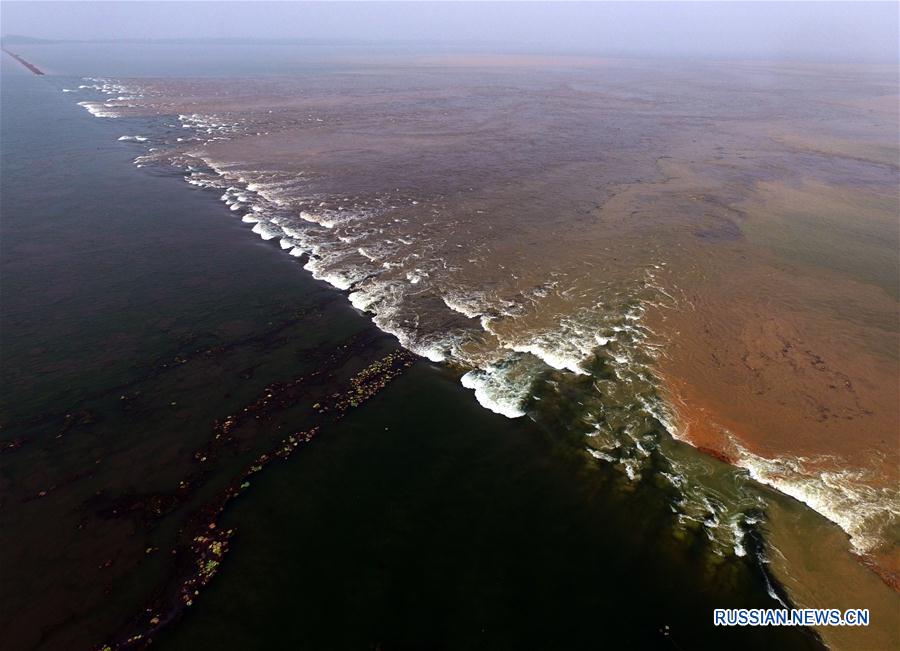 В Хубэе в рамках борьбы с наводнениями взорвали дамбу на озере Лянцзыху