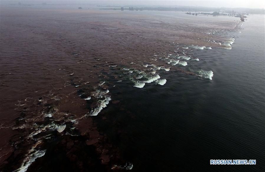 В Хубэе в рамках борьбы с наводнениями взорвали дамбу на озере Лянцзыху