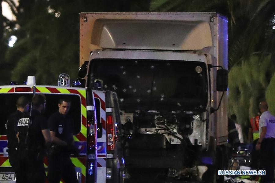 Во Франции грузовик врезался в толпу, десятки человек погибли