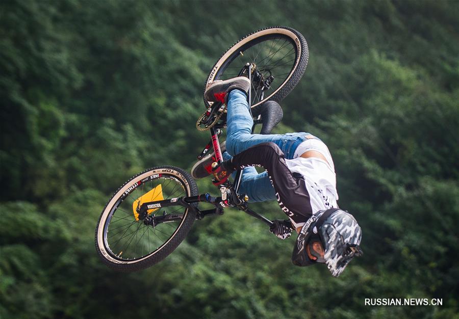 Велоспорт -- Соревнования по даунхиллу в горах Тяньмэньшань
