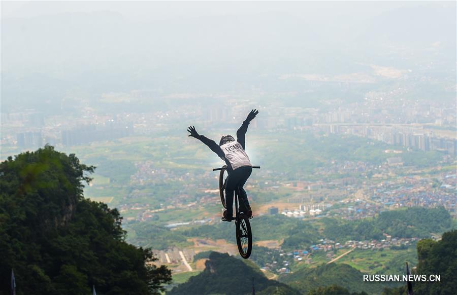 Велоспорт -- Соревнования по даунхиллу в горах Тяньмэньшань