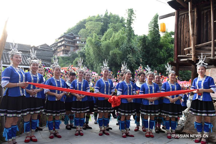 Праздничные гулянья народности дун в Саньцзян-Дунском автономном уезде