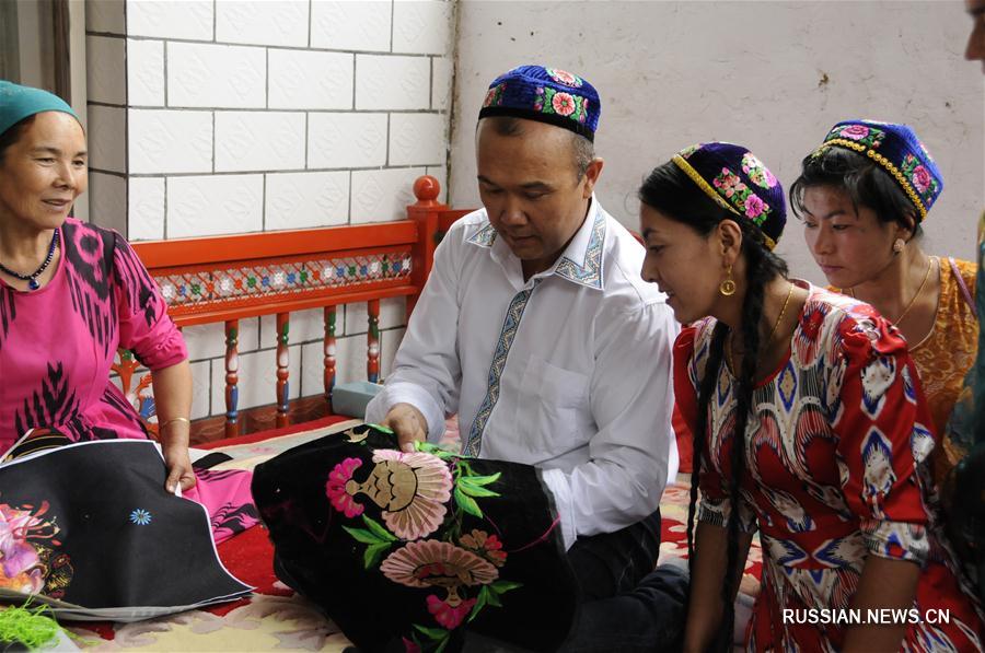 Смотр мастериц хамийской вышивки в Синьцзян-Уйгурском АР