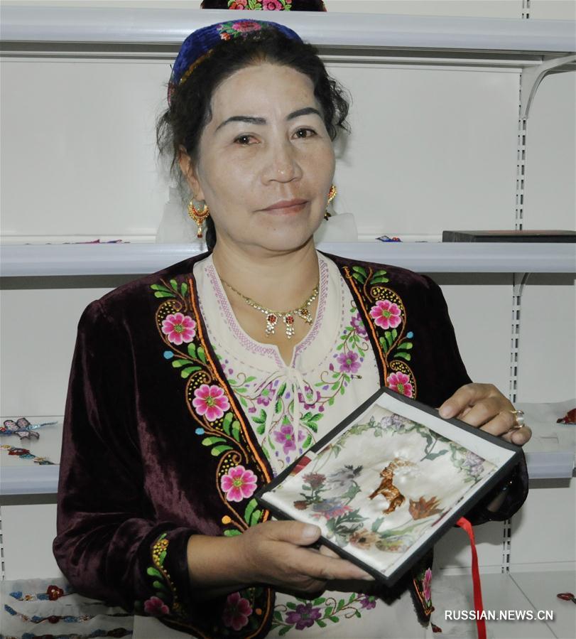 Смотр мастериц хамийской вышивки в Синьцзян-Уйгурском АР