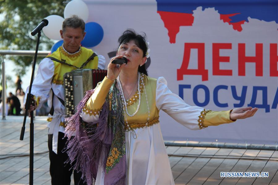 Во Владивостоке прошел праздничный концерт, посвященный Дню государственного флага РФ