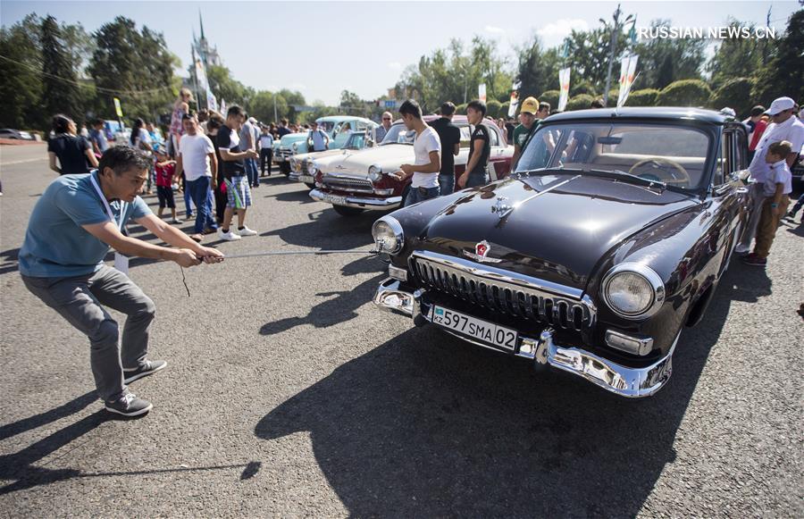 В Алматы прошла выставка ретроавтомобилей