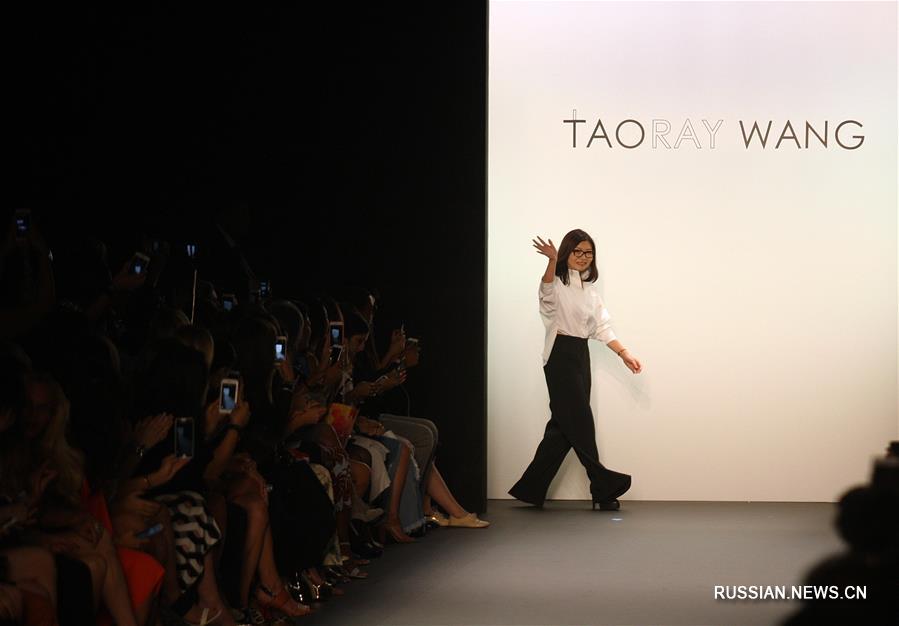 Показ коллекции китайского модельера Ван Тао на Неделе моды в Нью-Йорке