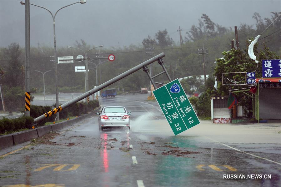 Мощный тайфун "Меранти" обрушился на юг Тайваня 