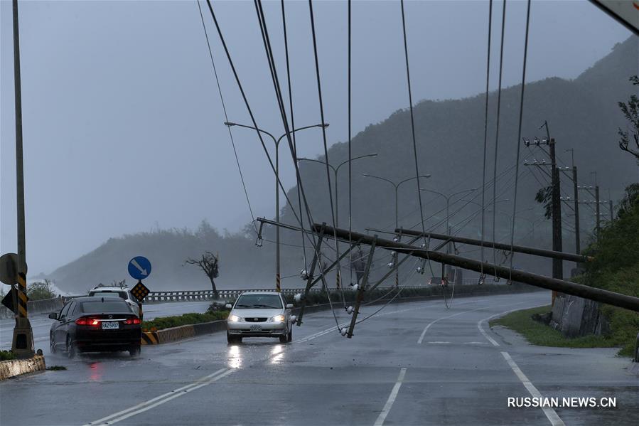 Мощный тайфун "Меранти" обрушился на юг Тайваня 