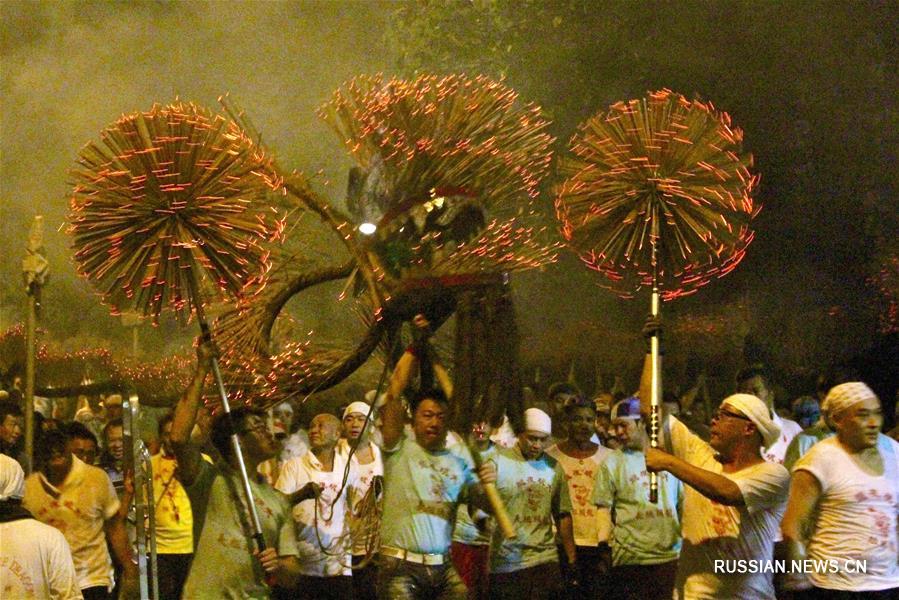 Танец огненного дракона в Сянгане