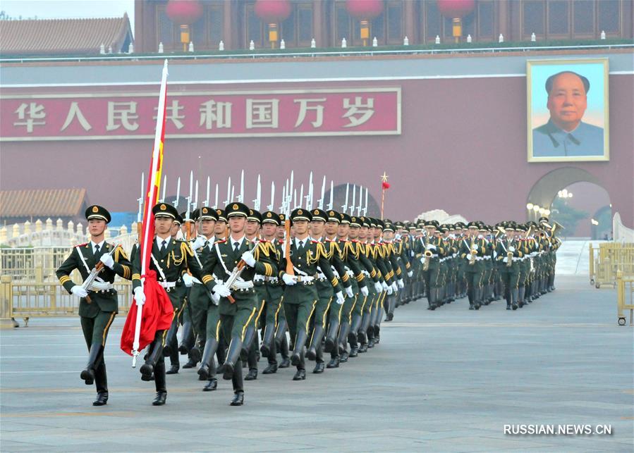 В День образования КНР на площади Тяньаньмэнь подняли государственный флаг 