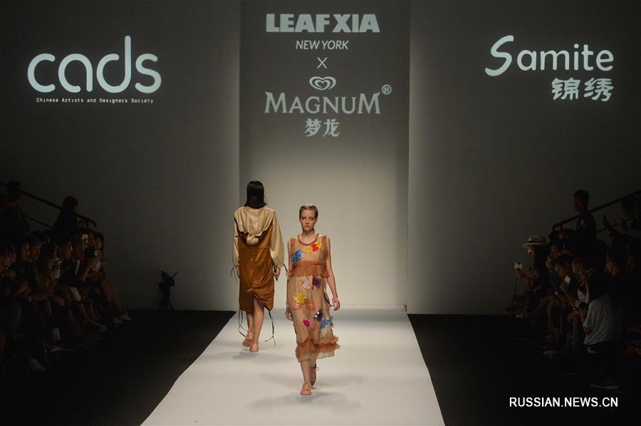 Показ китайского бренда LEAF XIA на Шанхайской неделе моды