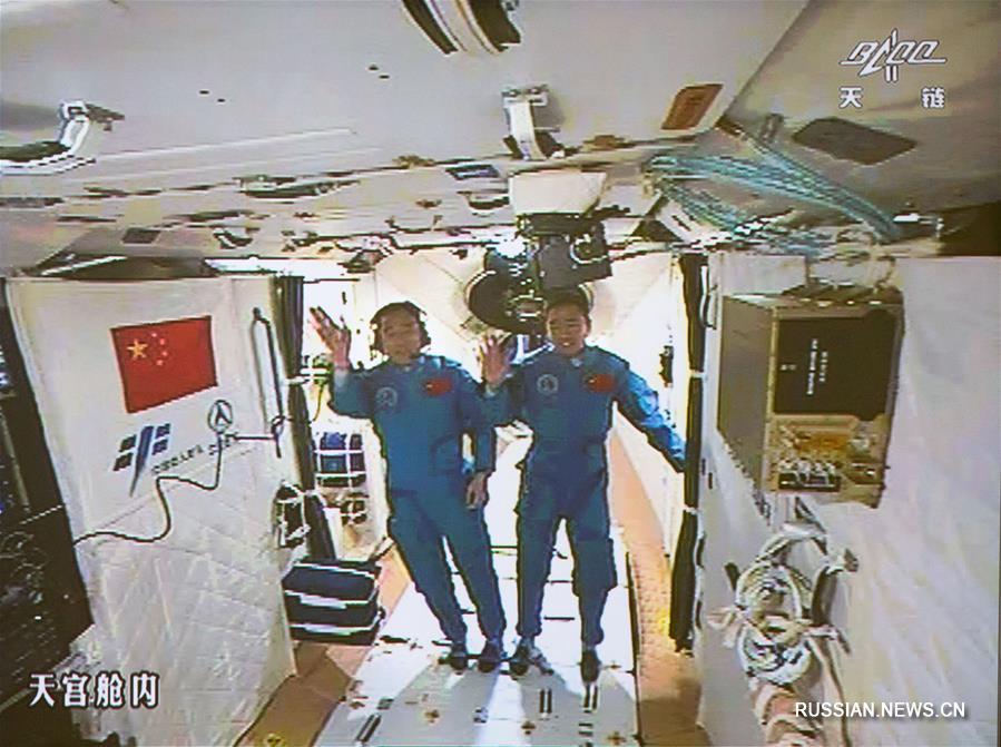 Китайские космонавты успешно перешли на борт орбитальной лаборатории "Тяньгун-2" 