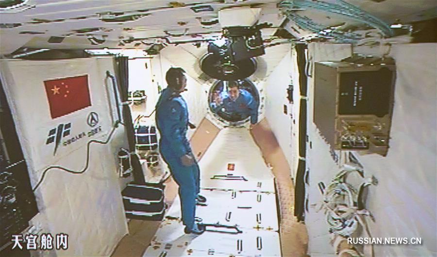 Китайские космонавты успешно перешли на борт орбитальной лаборатории "Тяньгун-2" 