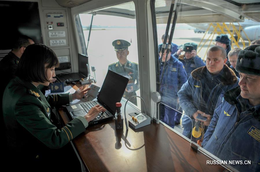 В Китай прилетела пилотажная группа "Русские витязи"