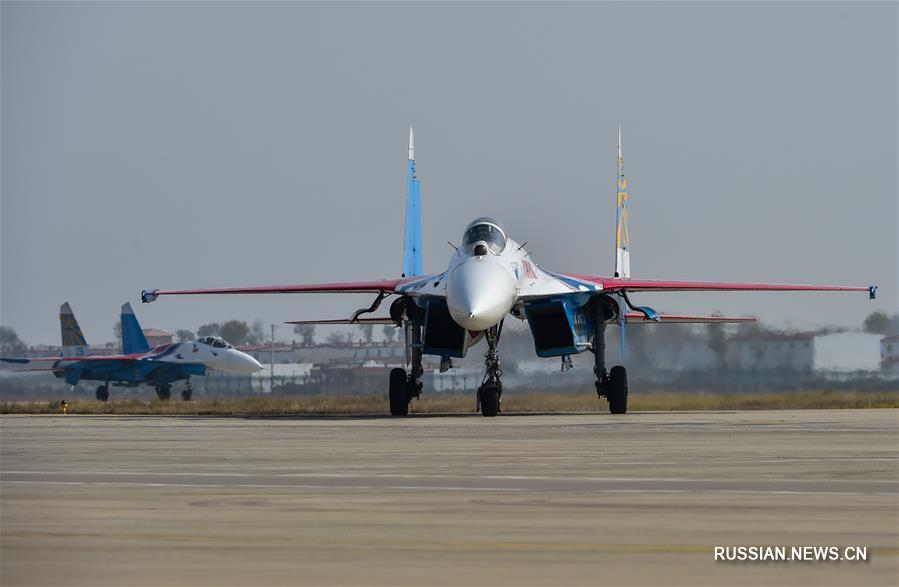 В Китай прилетела пилотажная группа "Русские витязи"