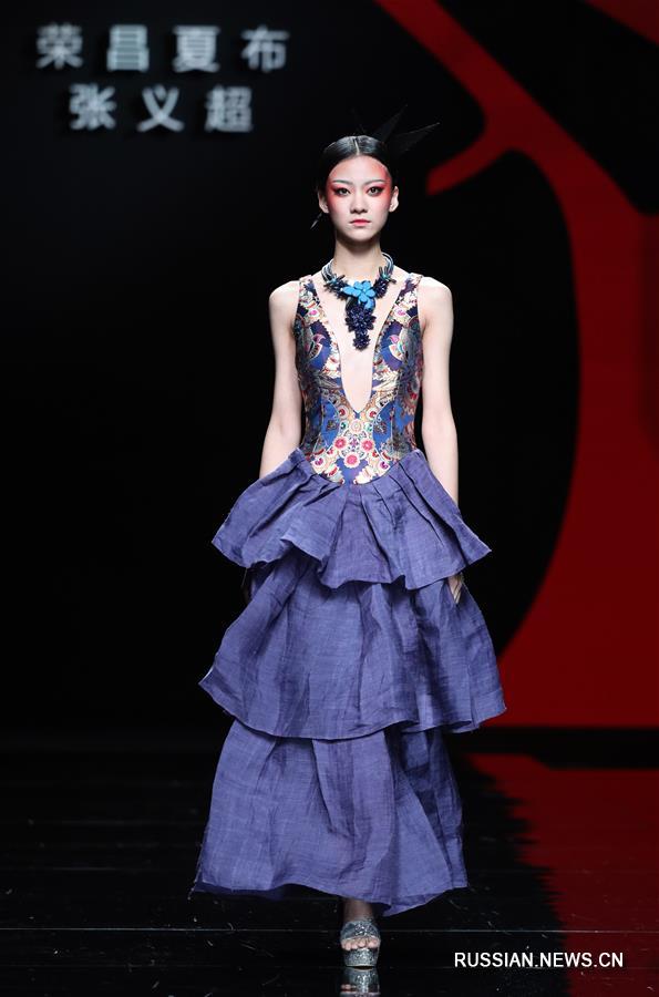 Показ коллекции модельера Чжан Ичао на Пекинской неделе моды