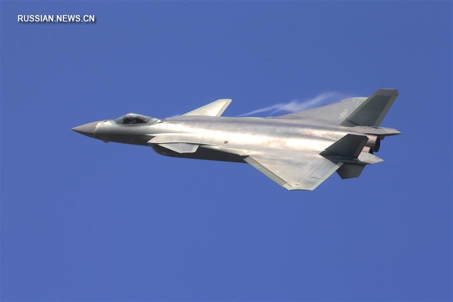 Пилоты ВВС НОАК совершили демонстрационные полеты на истребителях "Цзянь-20" на авиасалоне  в Чжухае