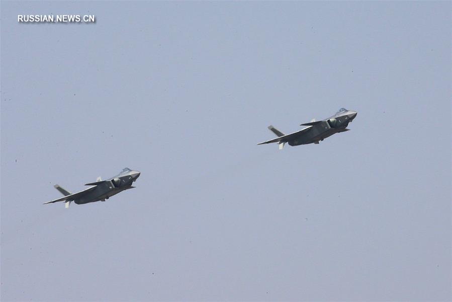 Пилоты ВВС НОАК совершили демонстрационные полеты на истребителях "Цзянь-20" на авиасалоне  в Чжухае