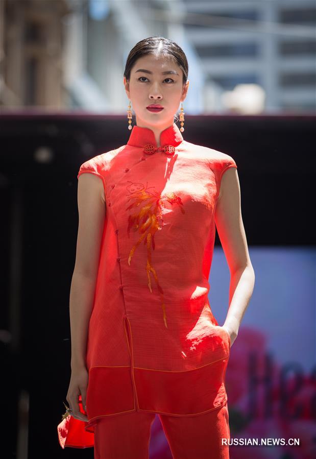 Показ китайской одежды из шелка прошел в Сиднее