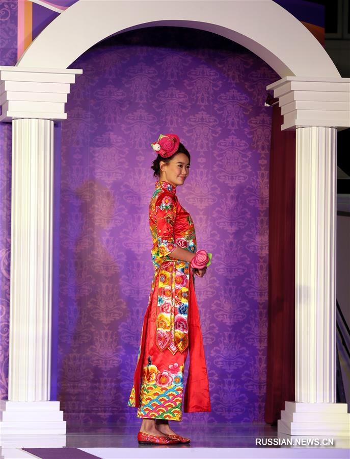 Показ традиционных свадебных нарядов в Сянгане