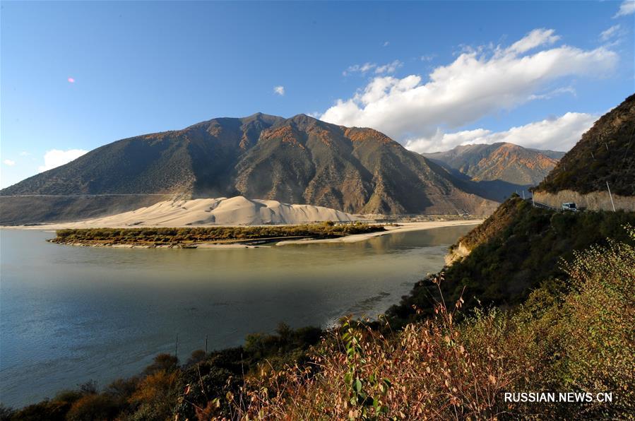 Осень на берегах Ярлгунг-Цангпо в Тибетском АР