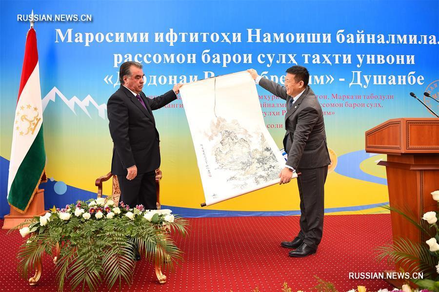 В Таджикистане открылась международная художественная выставка "Жемчужины Шелкового пути"