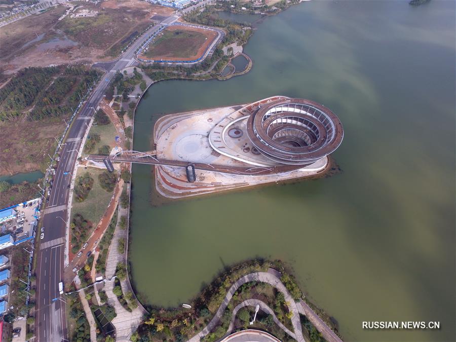 На озере Мэйсиху завершается строительство новой смотровой площадки в виде спирали